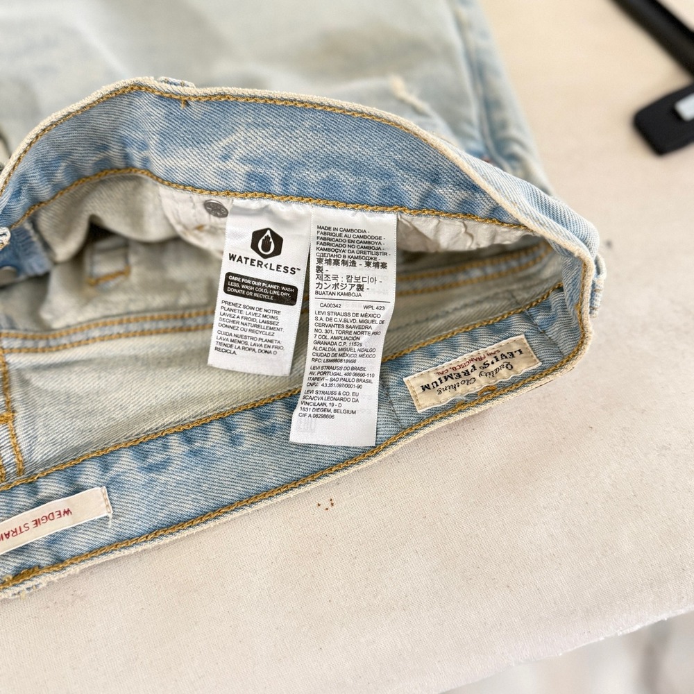 Levis Premium Wedgie Straight Distressed Light Wash Jeans 32x28 34964-0121 - Picture 9 of 16